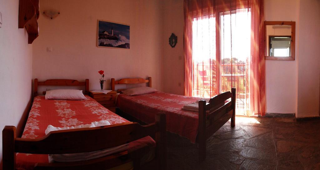 Aris Pension Agia Paraskevi  Rom bilde